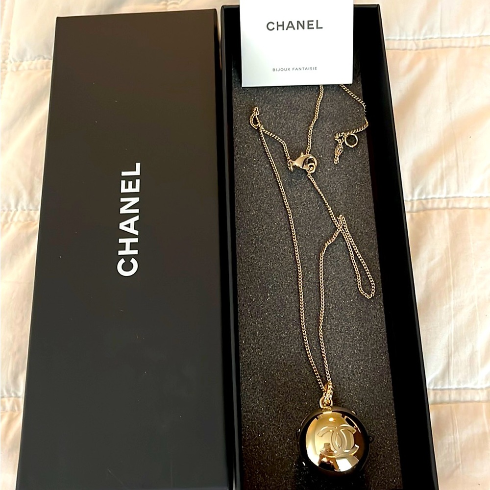 Chanel-Adjustable Necklace with two sides and locket